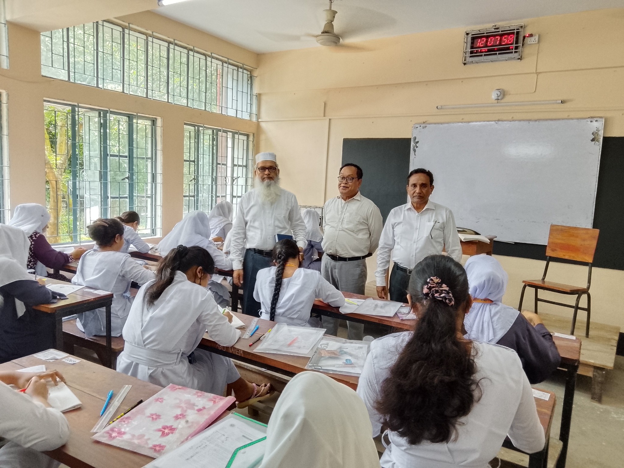 dinajpur-sikshaborder-cezarmzan-oo-scib-mhodz-aj-dinajpur-srkari-siti-klej-kendr-ucc-madhzmik-preeksha-ingreji-1m-ptr-pridrsn-kren